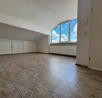Bezugsfreie Dachgeschosswohnung mit Loggia und Stellplatz - Freigericht