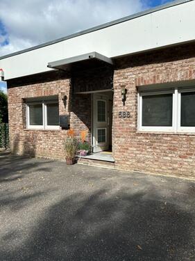 Foto - moderner Bungalow mit sonnigem Grundstück
