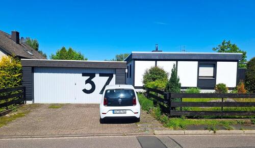 Foto - Freistehendes Einfamilienhaus mit großem Grundstück