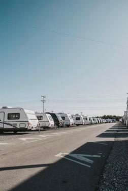 Foto - Stellplatz Caravan Wohnmobil Wohnwagen Boot Anhänger 247 Zugang