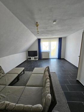 Foto - Helle, gut geschnittene 2-Zimmer-DG-Wohnung mit Balkon, EBK in PE