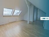 Foto - Besonders geschnittene 2-Zimmer-Dachgeschosswohnung mit Badewanne