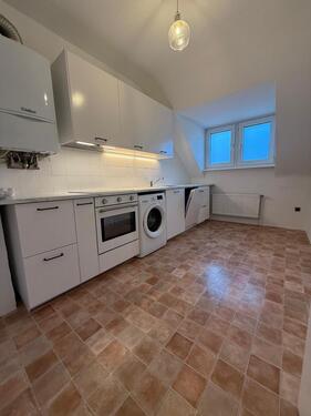 Foto - Helle 2-Zimmer-Dachgeschosswohnung in zentraler Lage von Krefeld. Diese gepflegte und sehr helle 2-Zimmer-Dachgeschosswohnung überzeugt durch ihre zentrale Lage in Krefeld sowie eine durchdachte...