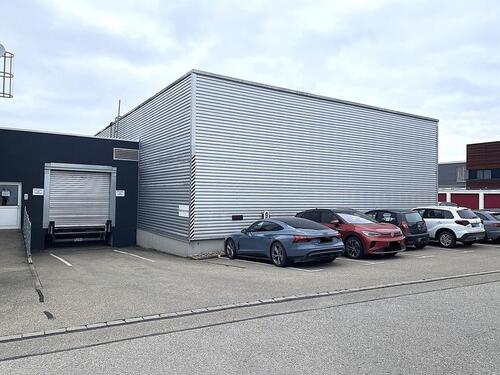 Foto - Lagerfläche mit Laderampen und Hochregale