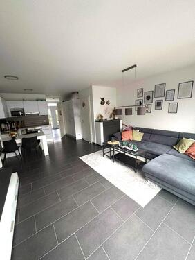 Foto - Separater Eingang: Moderne Reihenmittelwohnung mit Terrasse, kl. Garten! 3 ZKB, WC, HWR! Niedrigenergiestandard!