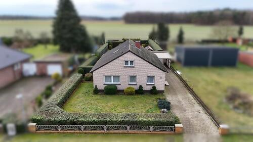 Foto - Freistehendes Einfamilienhaus mit großem Grundstück