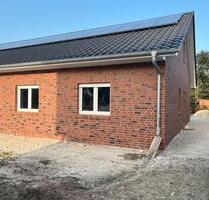 Neubau - Moderne Doppelhaushälfte (Bungalow) 95qm zu vermieten - Surwold