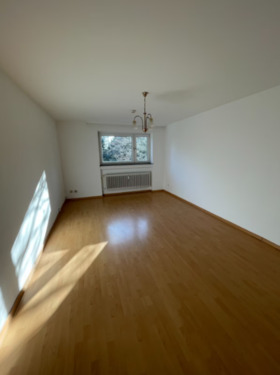 Foto - Renovierte 1-Zimmer-Wohnung in Frankfurt-Nied - direkt vom Eigentümer! [HMR-O09E07]