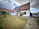 Foto - Einfamilienhaus mit Garten und Garage