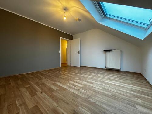 Foto - Sanierte 3-Zimmer-Dachgeschosswohnung mit Garten und Garage