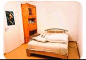 Foto - Ein Zimmer für Reisende, die einen kurzen Aufenthalt planen.