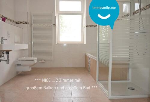 Foto - Tageslichtbad mit Wanne und Dusche • modernes Laminat • Abstellraum • Gartenmitbenutzung