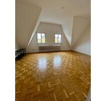 Lichtdurchflutetes Dachgeschoss-Loft mit hohen Deck - Krefeld