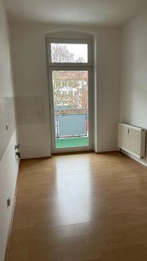 Foto - Balkon und Tageslichtbad mit Wanne! Sanierte 2-Raum-Wohnung in zentrumsnaher Lage