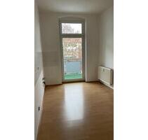 Balkon und Tageslichtbad mit Wanne! Sanierte 2-Raum-Wohnung in zentrumsnaher Lage - Döbeln