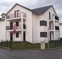 helle 3-Zimmer DG-Wohnung mit 2 Balkonen, EBK, Garage+Stellplatz - Schwandorf