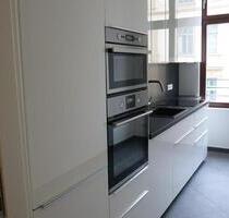 Kernsanierte 2-Zimmer-Wohnung mit Einbauküche und großem Erker - Leipzig Mitte