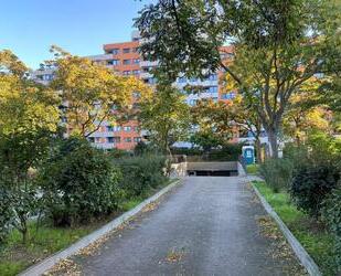 Hier könnte Ihr Auto trocken stehen. - Berlin Mitte