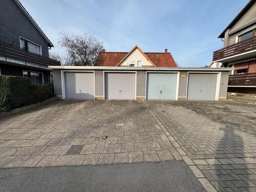 Foto - Garage mit dazugehörigen Stellplatz davor in Bochum Ettersheide