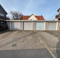 Garage mit dazugehörigen Stellplatz davor in Bochum Ettersheide