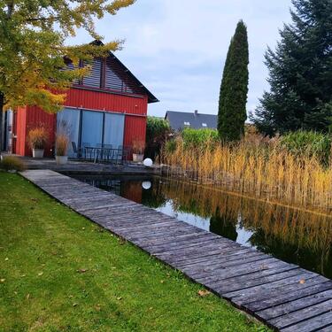 Foto - Einfamilienhaus mit Schwimmteich und carport