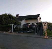 EinfamilienhausBungalow mit zwei angrenzenden Baugrundstücken - Großlittgen