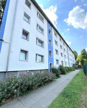 Foto - Frisch renovierte 3-Zi.-EG-Whg. mit Tageslichtbad und Balkon