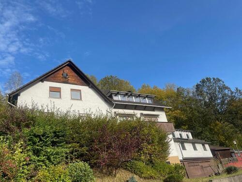 Foto - 2-Familienhaus + Nebengebäude + viel Stauraum + Fernblicklage!