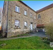 + 5PLUS + KLASSIK TRIFFT MODERN + CHARMANTES BRUCHSTEINHAUS IN ZENTRALER LAGE VON HÜRTGENWALD GEY +