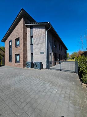 Foto - Moderne Reihenwohnung mit Terrasse! 3 ZKB, Gäste-WC und EBK! PKW-Stellplatz!