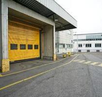 Autarke Lagerhalle mit Büroanteil und ebenerdigen Rolltor - Markgröningen
