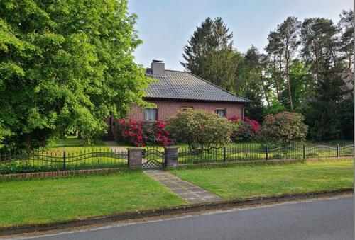 Foto - Bungalow mit Solaranlage, Einfamilienhaus, Haus