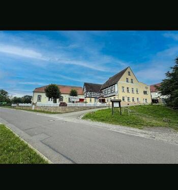 Foto - Wohn- und Geschäftshaus mit Saal und Kegelbahn