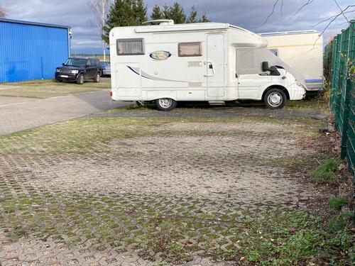 Foto - Stellplatz, Parkplatz für PKW, WoMo, Anhänger, Campinghänger