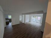 Foto - Erstbezug! 3 Zimmer Wohnung, Einbauküche, Tageslichtbad (Badewanne), Gäste WC, Balkon, Stellplatz