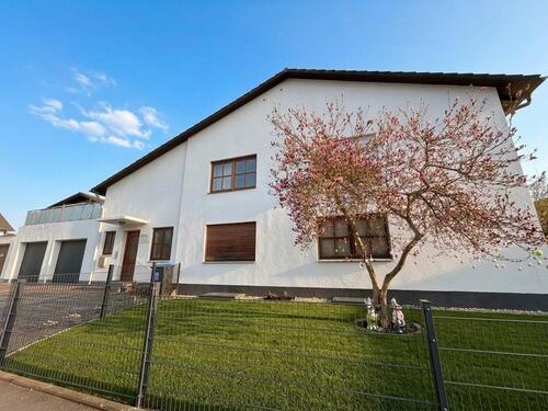 Foto - Mehrfamilienhaus mit 3 WE, vermieteter Praxis, Pool, Dachterasse