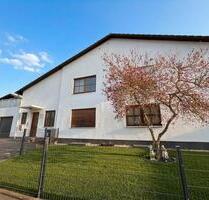 Mehrfamilienhaus mit 3 WE, vermieteter Praxis, Pool, Dachterasse - Walpertskirchen