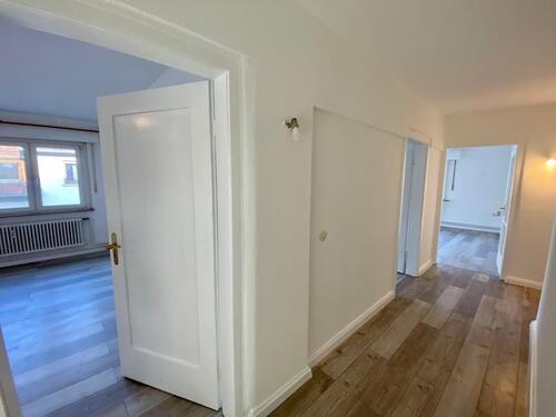 Foto - Renovierte, großzügige 3-Zimmer Wohnung mit Küche und Balkon
