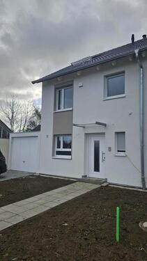 Foto - Modernes Reihenhaus mit Garage und Garten
