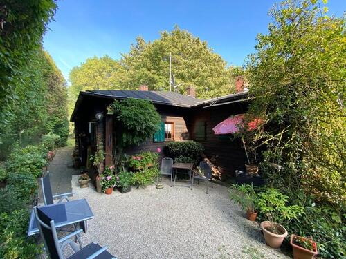 Foto - Freistehender Bungalow mit großem Grundstück neben Schlossanlage.