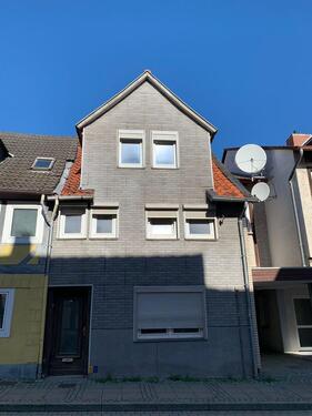 Foto - altes, sanierungsbedürftiges, bereits entkerntes Fachwerkhaus