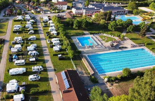 Foto - Saisonstellplatz Campingpark Nabburg direkt neben Freibad Perschen