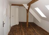 Foto - O85W5: Schöne 1-R-Wohnung im Dachgeschoss mit Holzbalken und EBK im Stadtzentrum von Eisleben