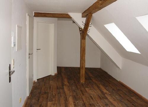Foto - O85W5: Schöne 1-R-Wohnung im Dachgeschoss mit Holzbalken und EBK im Stadtzentrum von Eisleben