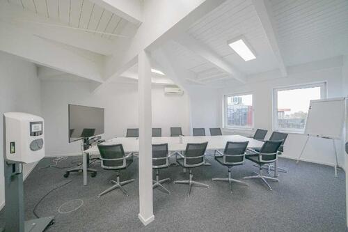 Foto - Arbeiten mit Weitblick - Bürofläche mit Dachteich in modernem Gebäude