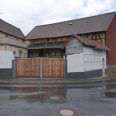 Foto - Hofreite mit Nebengebäude und Scheune und Innenhof