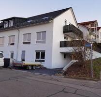 Exklusive 4-Zimmer-Wohnung mit EBK, Balkon, Terasse und Garage - Großbettlingen