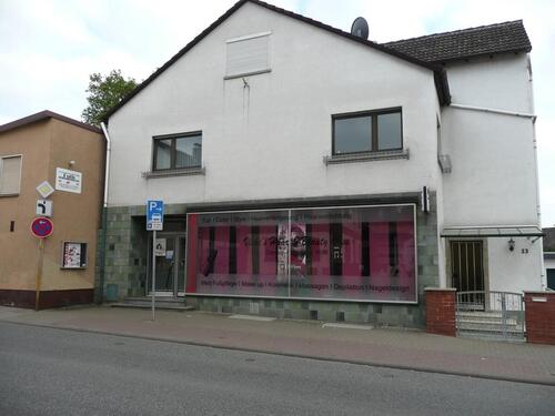 Foto - Dieses vielseitig nutzbare Ladengeschäft befindet sich in prominenter Lage direkt an einer stark befahrenen Hauptstraße. Die großzügigen Schaufensterfronten bieten hervorragende Möglichkeiten zur...
