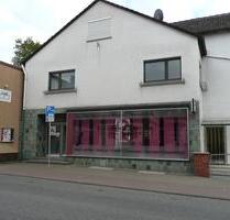 Dieses vielseitig nutzbare Ladengeschäft befindet sich in prominenter Lage direkt an einer stark befahrenen Hauptstraße. Die großzügigen Schaufensterfronten bieten hervorragende Möglichkeiten zur... - Nidderau