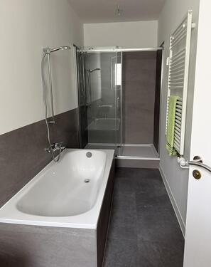 Foto - Umfassend saniert mit Balkon, Wanne und großer Dusche im Bad